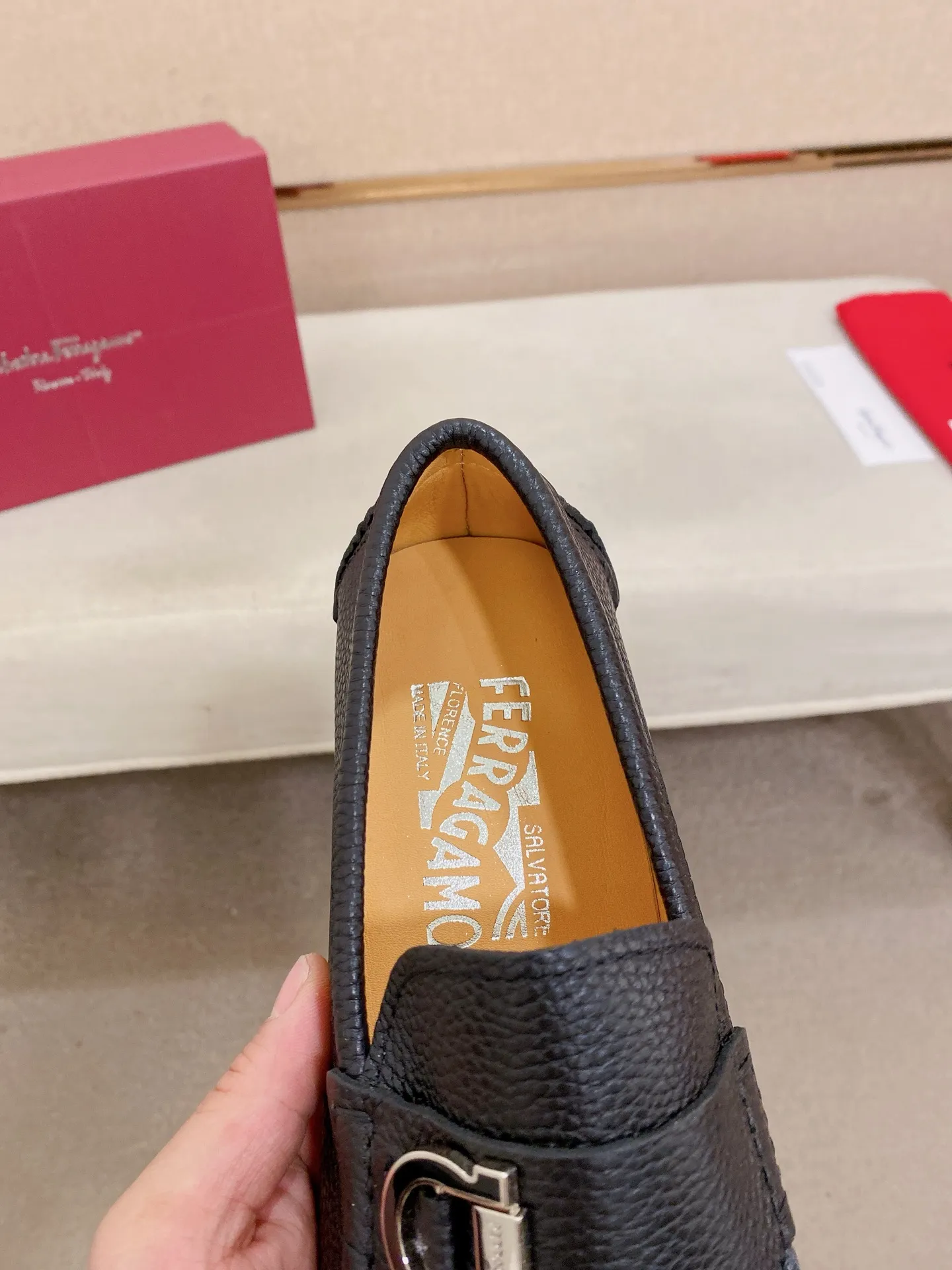 Men's shoes💰: 540💰High-end quality! Ferragamo🆕🆕Exclusive hot-selling products in stock🔥🔥New products on the shelves, high-quality Ferragamo men's pea shoes, high-end casual driving shoes, with complete packaging! 💪 💪 Material: imported first-layer pebbled cowhide 🐂 + imported high-quality water-dyed cowhide lining + wear-resistant outsole 👍🏻👍🏻 Features: high-end and comfortable, purely handmade 🚀 🚀 Create the perfect shoe that suits you best 🔥 🔥 Size: (38-44) 45 standard size can be customized!